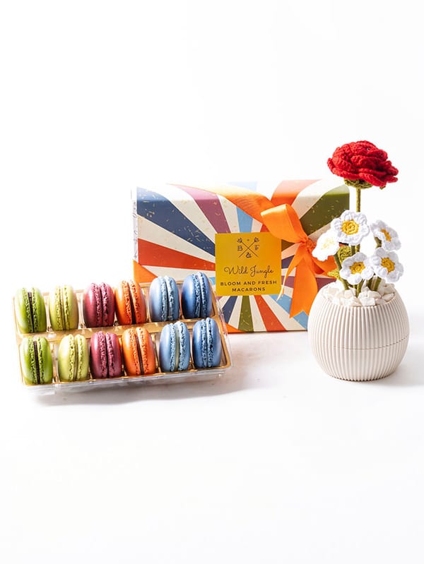 Wild Jungle Macarons (12'li) & Solmayan Gül ve Papatya Bundle — görsel 1